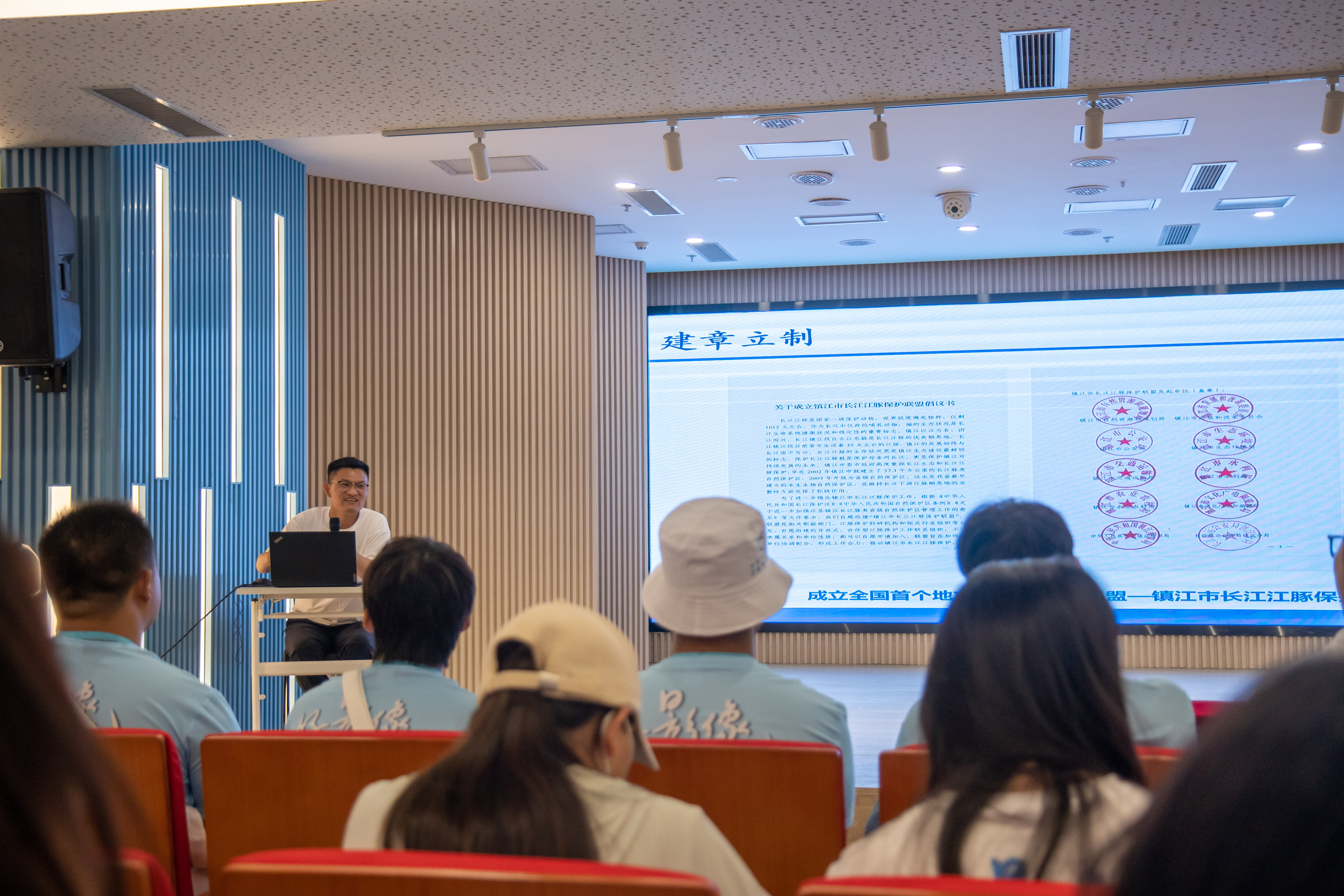 王召根老师给营员们做主题汇报(通讯员 徐剑锋 摄)