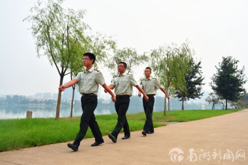 李宇杰 柳色青青,文明执勤队员们走过南湖畔