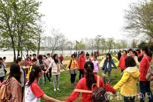 孩子们围成圈做游戏