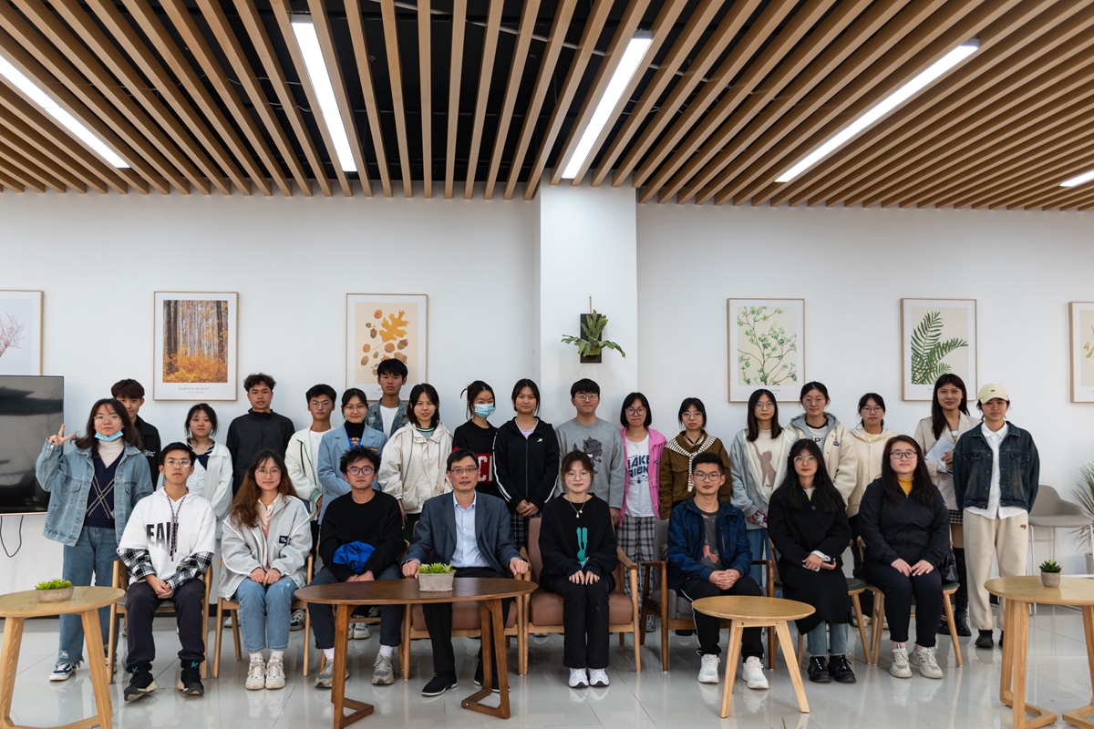 活动结束后的合影(学通社记者 付欣然 摄)