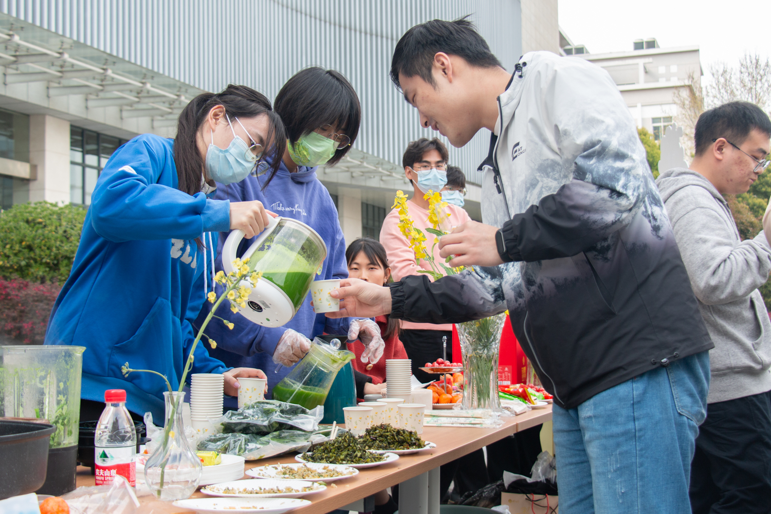 参加活动的同学品尝板蓝根油菜汁(学通社记者 高浩洋 摄)