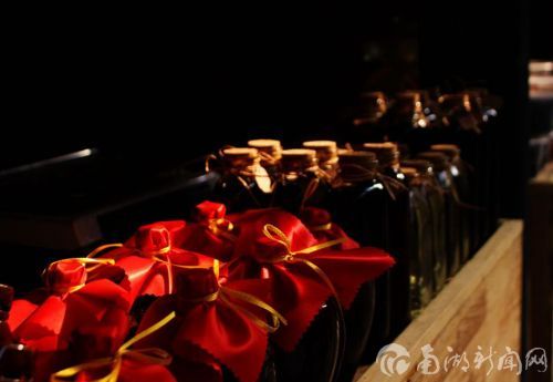 过年怎么能没酒,酌一杯,笑语满堂。