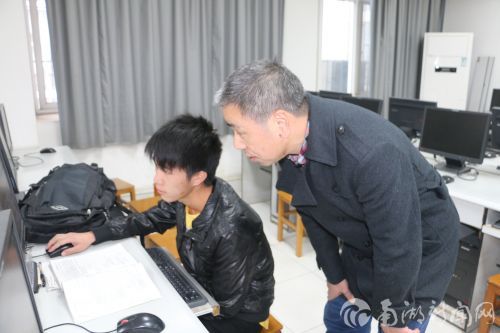 夏老师与上自习的同学交流