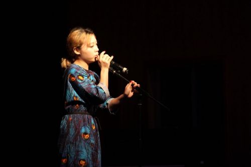 十佳校园歌手大赛冠军给大家演唱歌曲