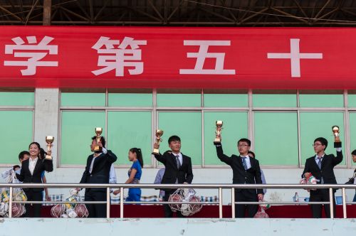 获奖学院领取奖品