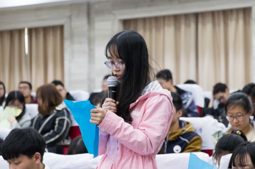 同学朗读纸飞机上的志愿梦想 黄雪滢