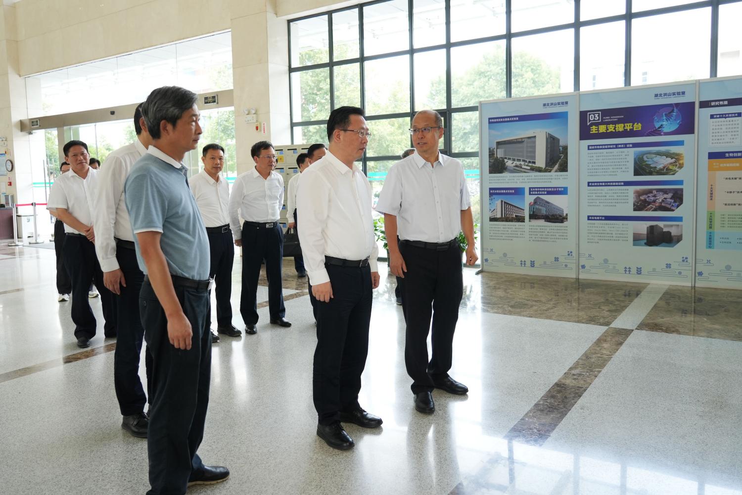 高翅、李召虎向董卫民一行介绍洪山实验室建设发展情况(记者 晏华华 摄)