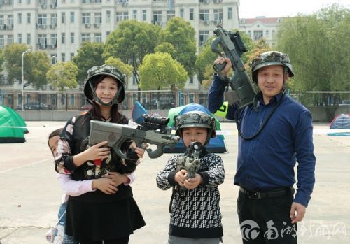 华农周末游偶遇高校真人CS赛,小男孩一家收获了春天的阳光和游戏的