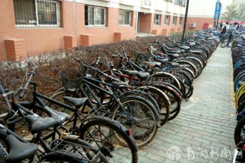 荟五楼下混乱的场面