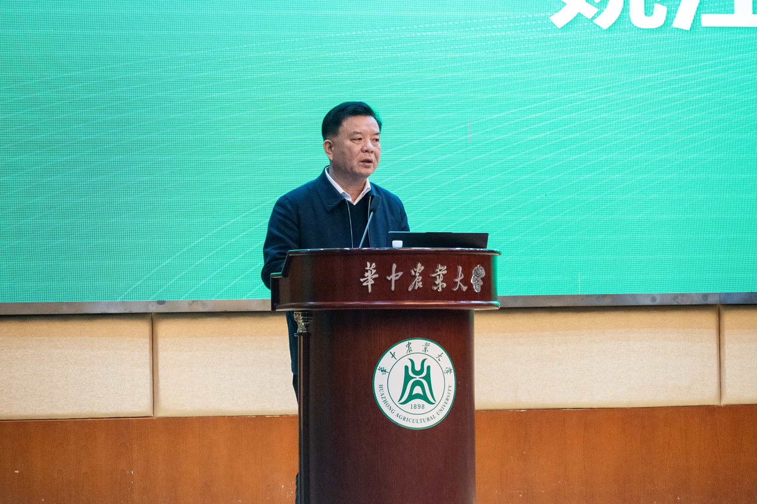 华中农业大学党委副书记、副校长姚江林致欢迎辞(学通社记者 张湛琦 摄)