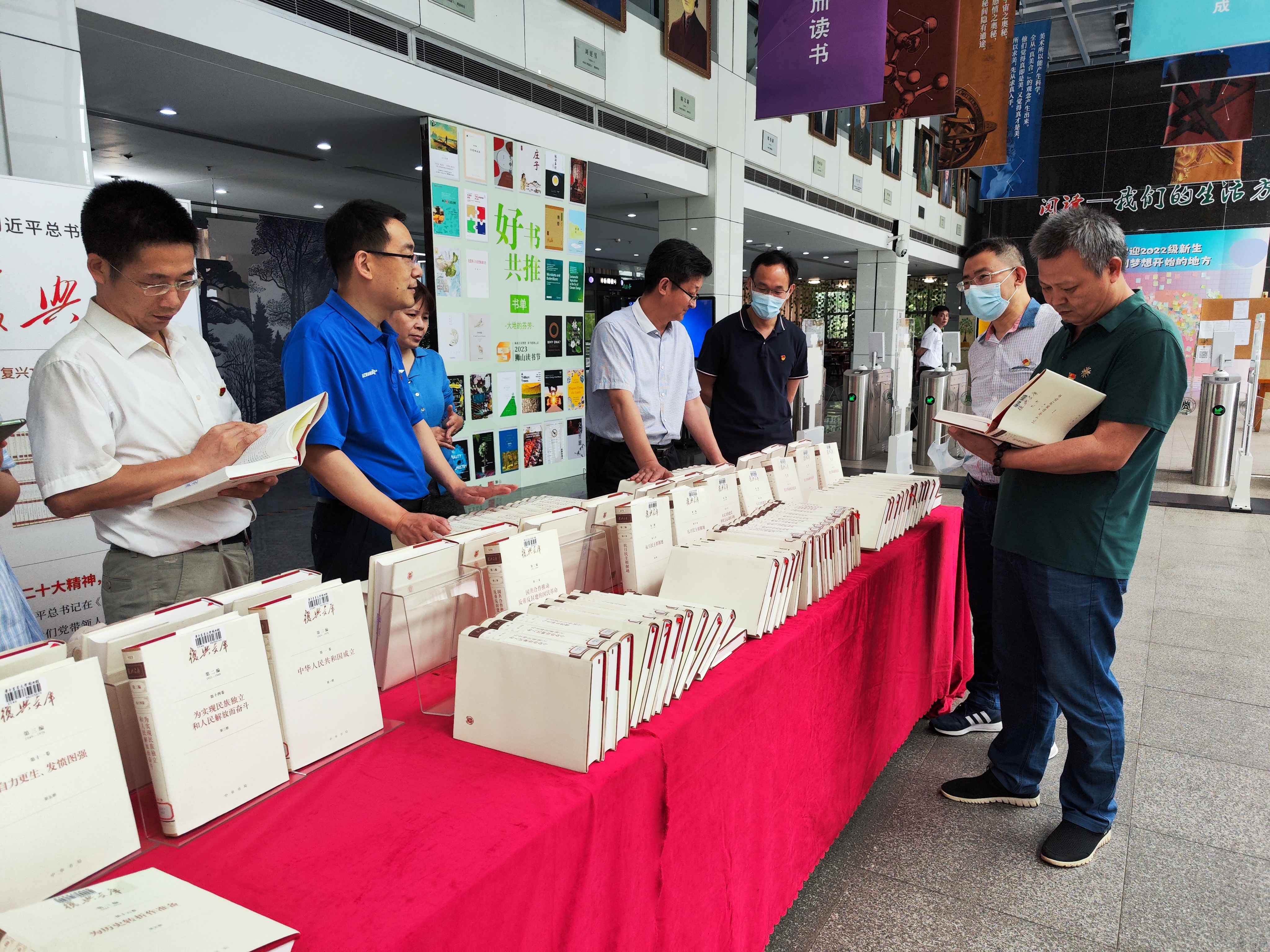 资源与环境学院观展(张柱红 供图)
