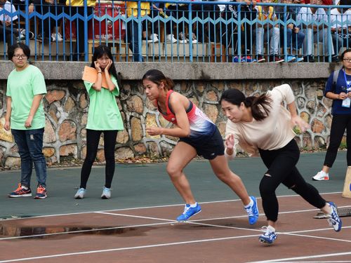王璐瑶在100米中奋力奔跑