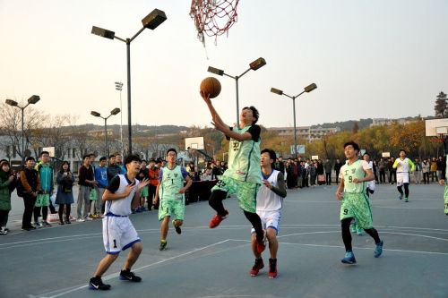 工学院队员快攻上篮