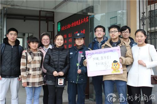 工作室成员为教学楼门房阿姨送去了康乃馨和节日祝福，并表达了对阿姨辛勤工作的感谢