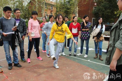 女生擅长的踢毽子