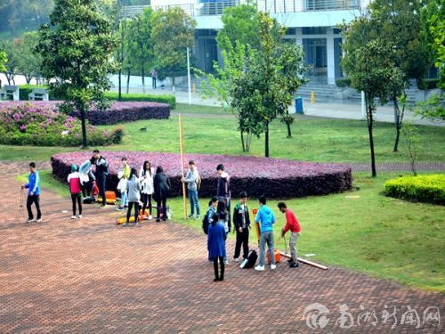 4.阳光温柔的上午,三教前的空地上,工程管理专业的同学们正在上测绘课。摆放仪器、讨论方案、全神贯注观测...认真的课堂时光总是短暂。 (2)