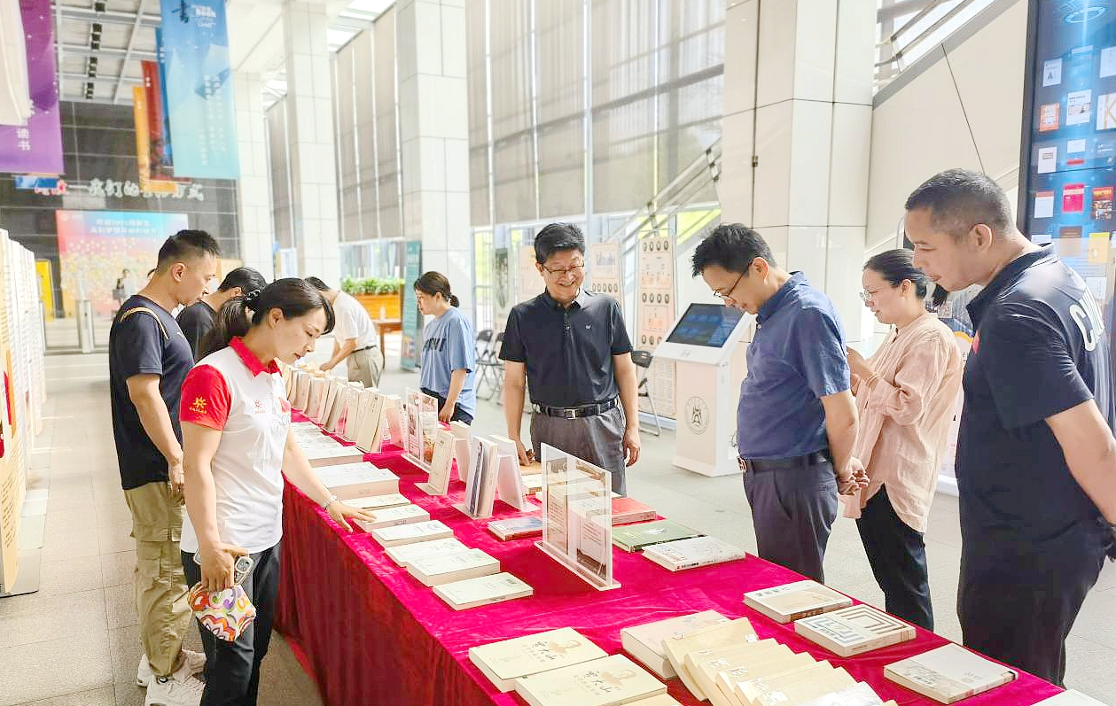 体育部观展(张柱红 供图)