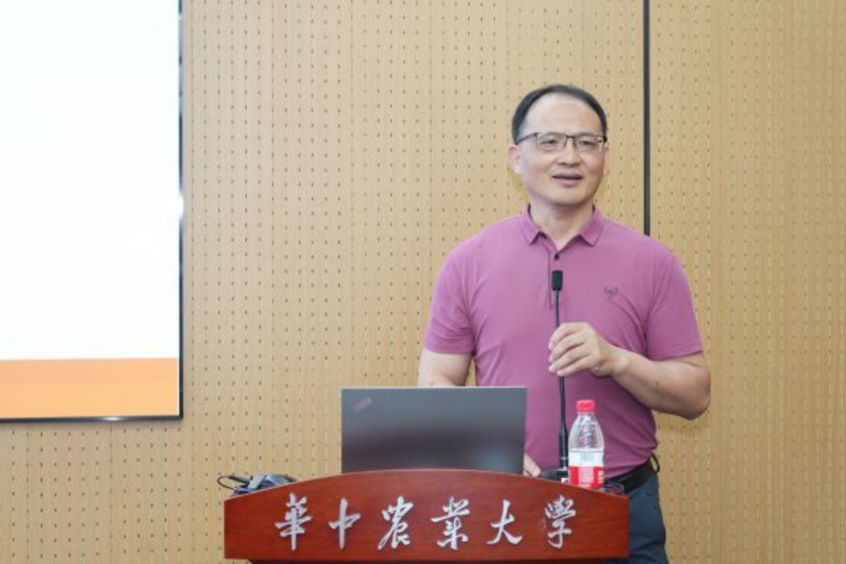 北京工业大学王锋研究员作主旨报告。