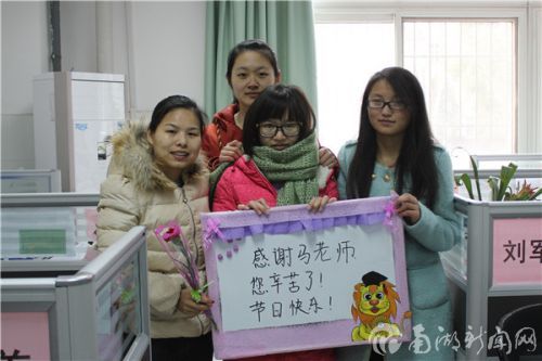 春蚕到死丝方尽，蜡炬成灰泪始干。在理学院化学系办公室，工作室成员为马济美老师送去了节日的问候