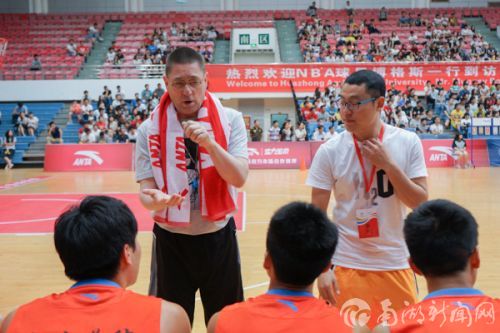 史密斯教练对同学们进行指导