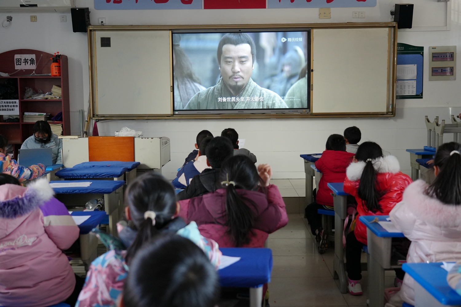 同学们在赏析电视剧《三国演义》中经典桥段（记者 匡敏 摄）