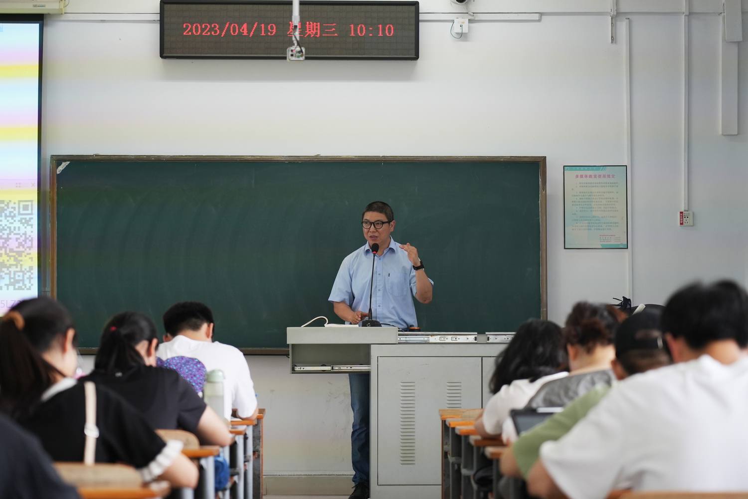 课堂上的王虎抽丝剥茧释条文(记者 晏华华 摄)
