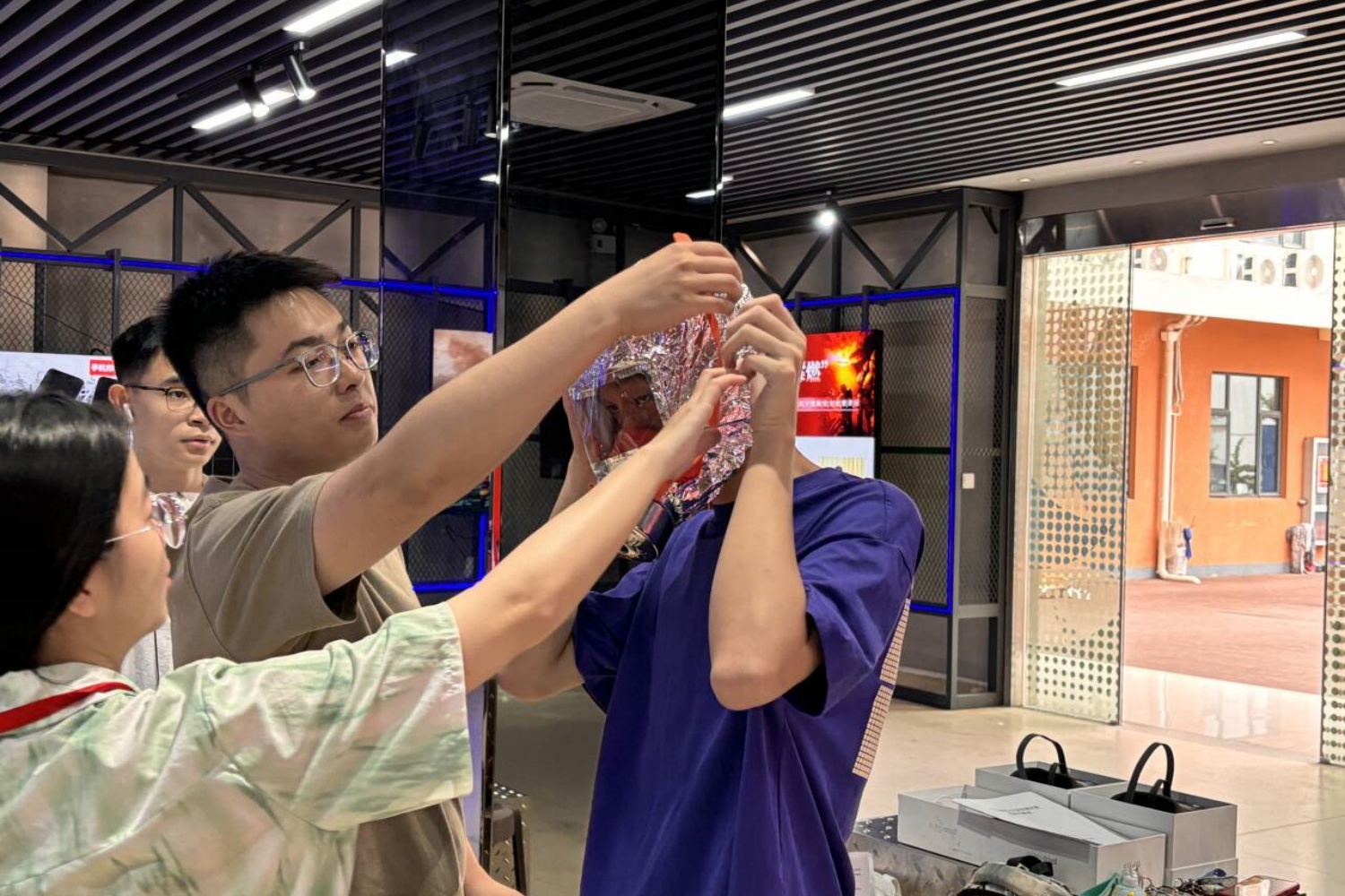 体验防烟面罩(邓力奇 摄)
