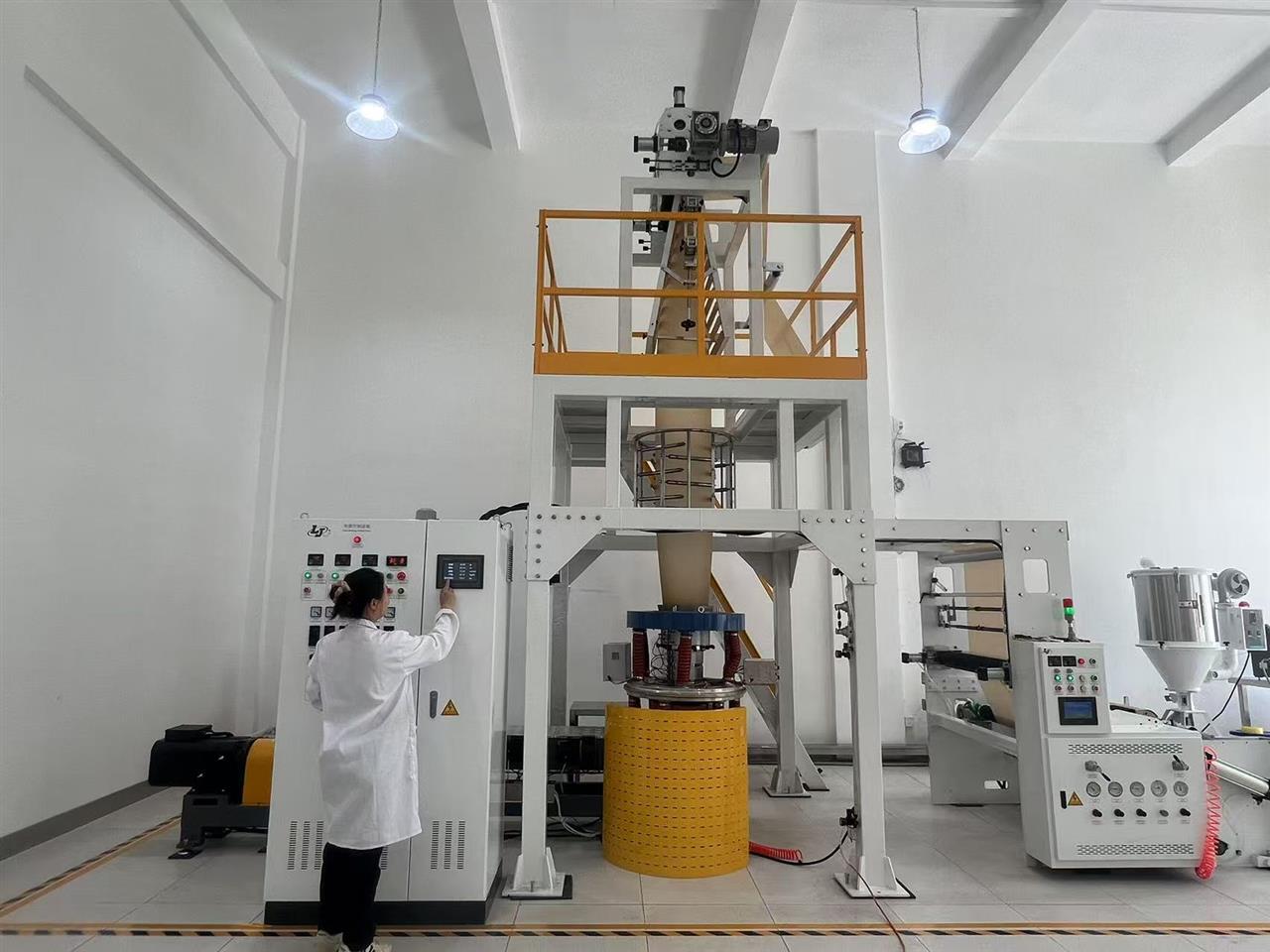 秸秆基全生物降解地膜生产车间.jpg