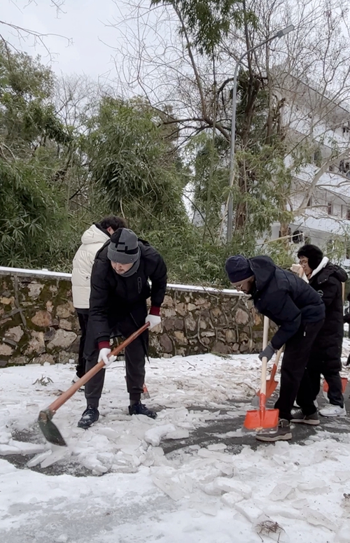 国际学生加入到除雪队伍中来(匡敏 摄)