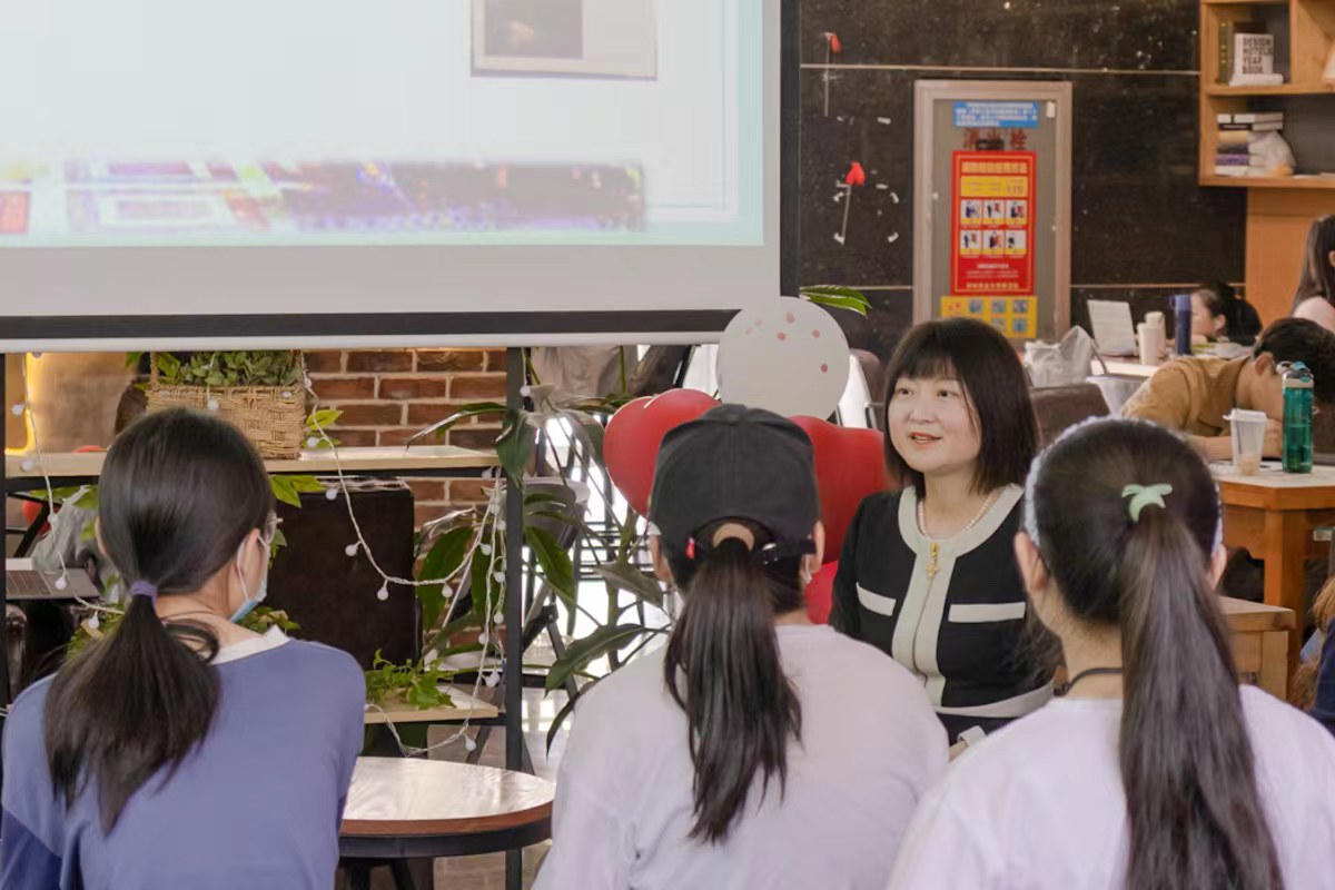 沈婧芳与同学们共话数学之美(受访者 供图)