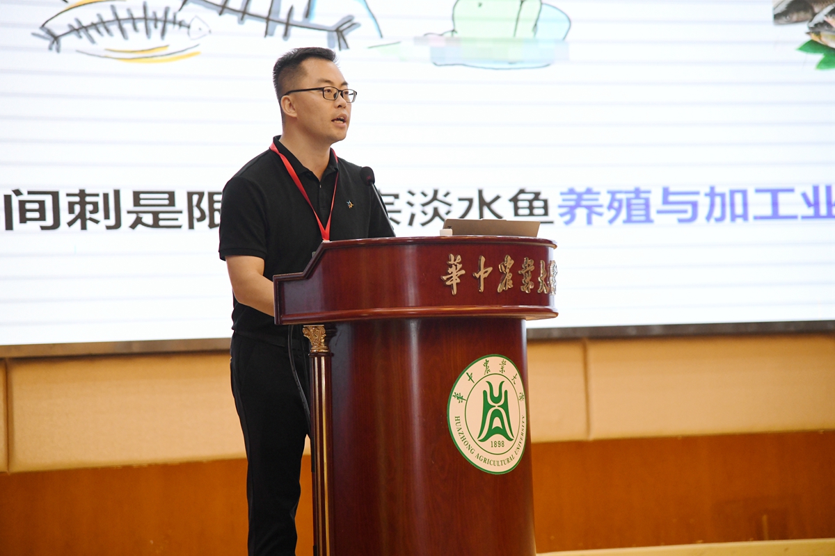 7 路演环节,华中农业大学万世明老师上台推介“无肌间刺武昌鱼”(通讯员 徐行 摄)