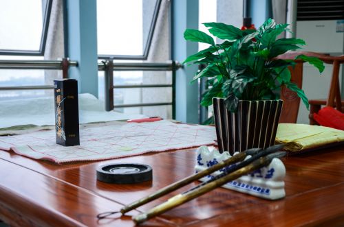 国学阅览室写字台　吕岩