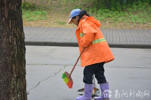 镜头四：落叶扫除，阿姨用勤劳还原素净大地。