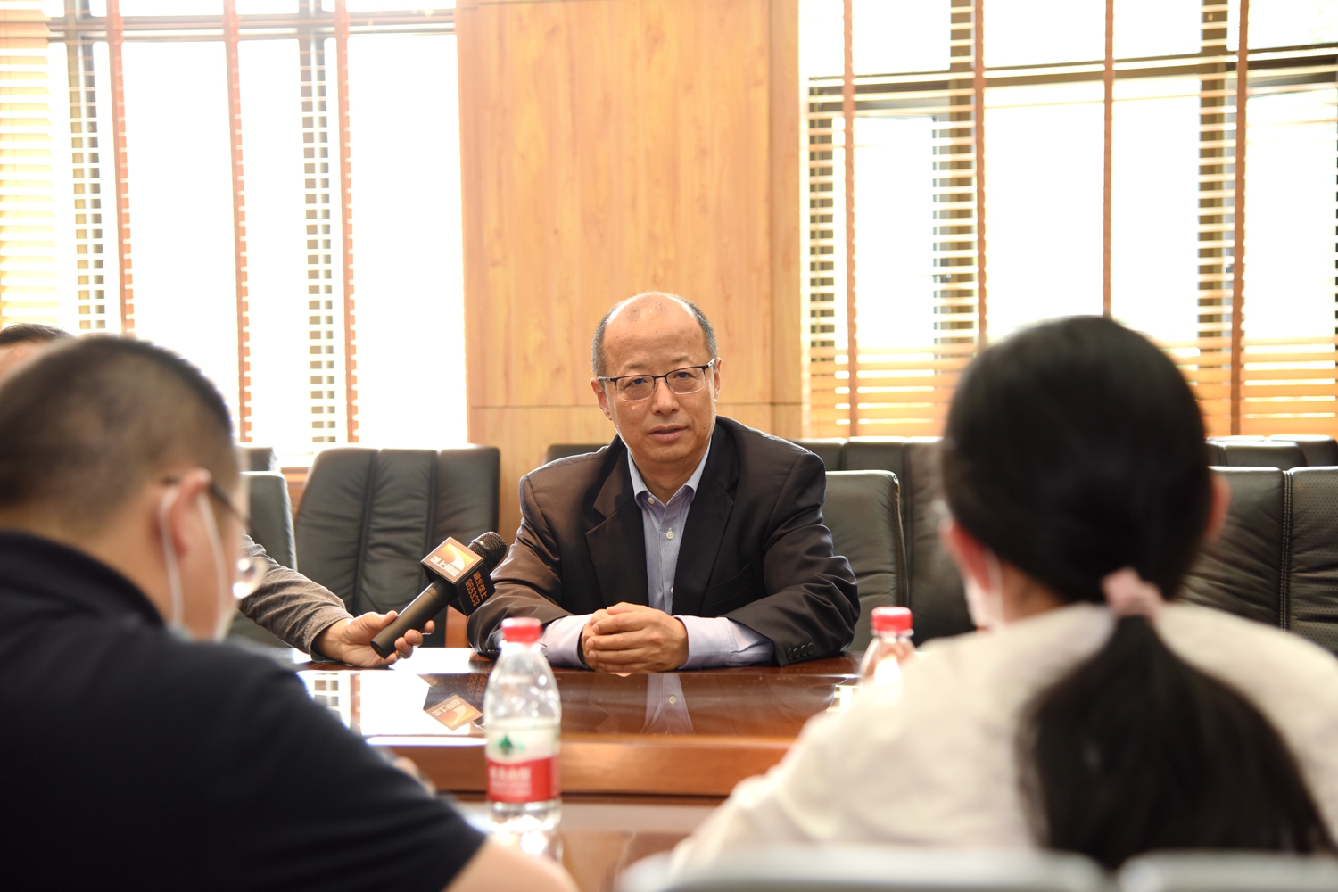 会议期间,校长李召虎接受新华社、科技日报、湖北日报、湖北电视台等媒体采访(记者 川竹 摄)