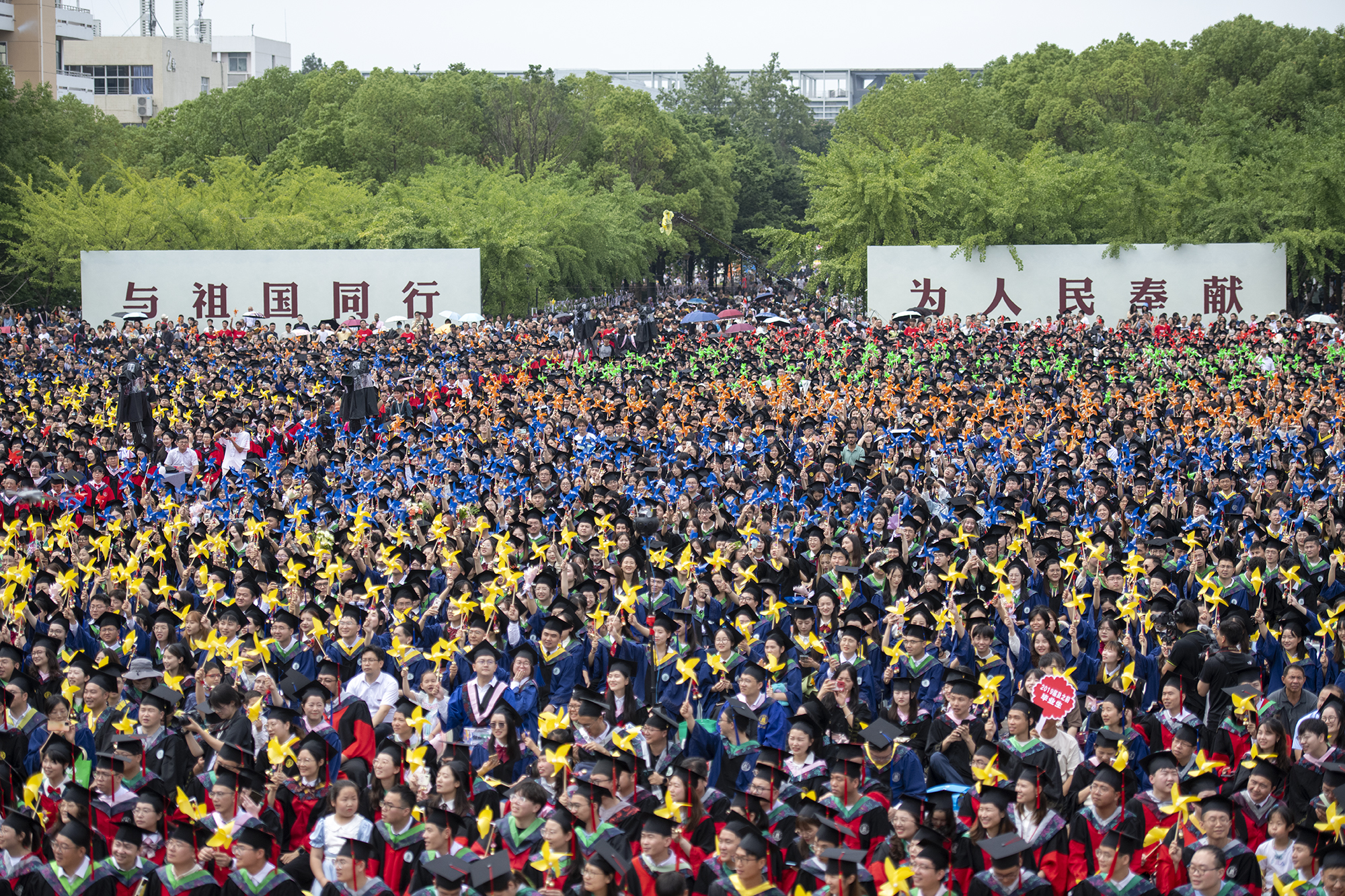 “与祖国同行，为人民奉献”（记者 刘涛 摄）