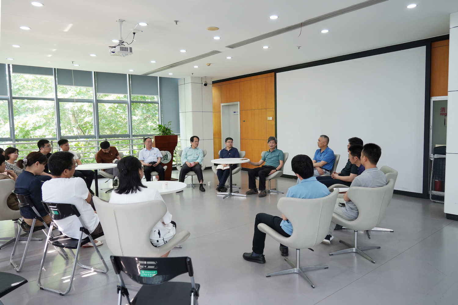学校办公室在悦读空间开展主题教育读书分享会(记者 晏华华 摄)