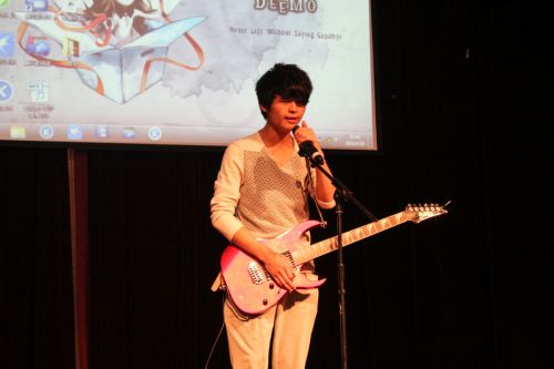 边唱边弹奏电吉他