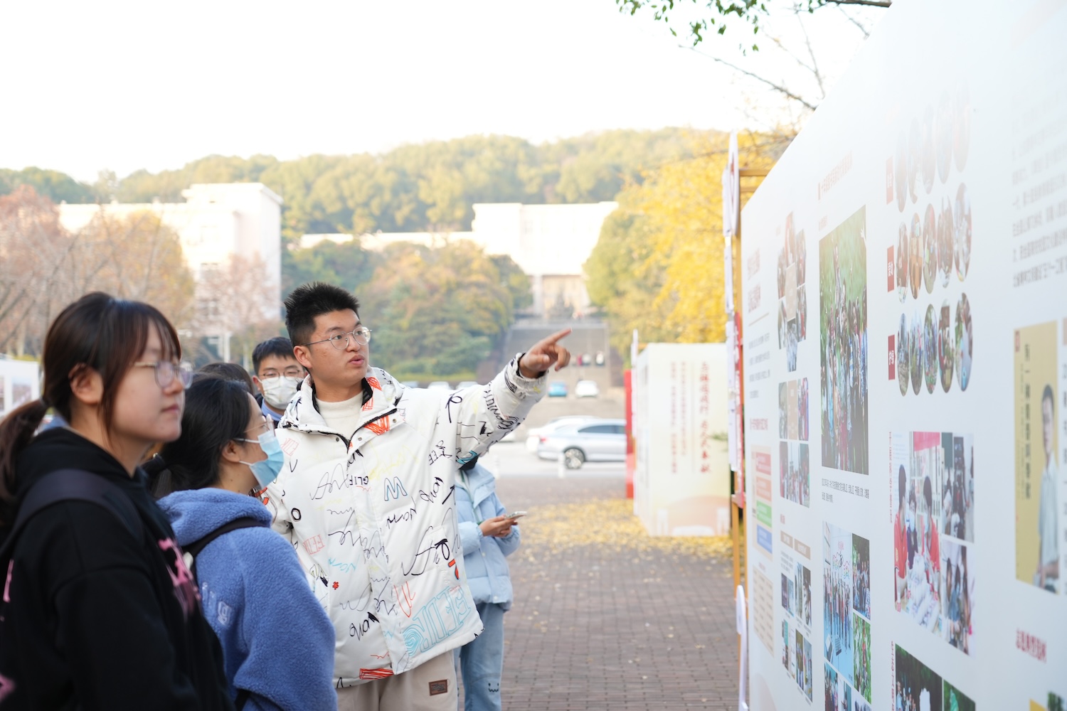 本禹志愿服务队志愿者观展