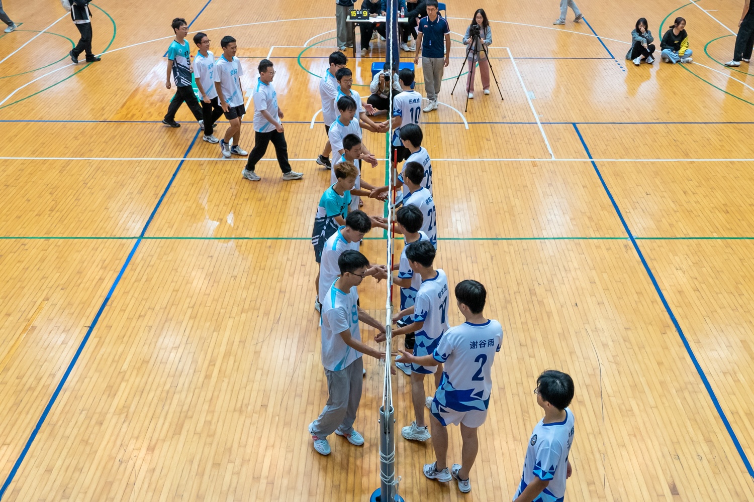 赛后队员握手(学通社记者 李想 摄)