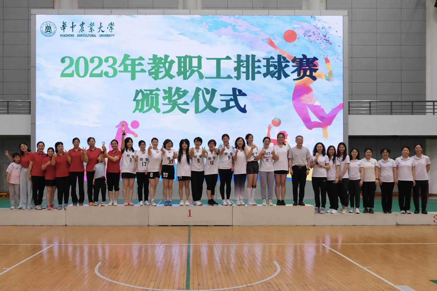 女排获奖队伍合影(学通社记者 周嘉键 摄)