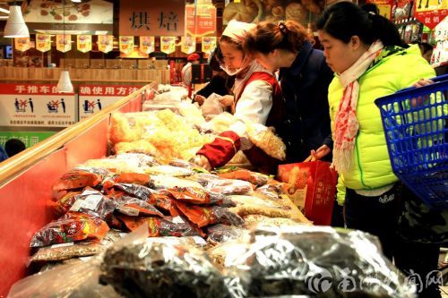 商场里,打年货,好不热闹