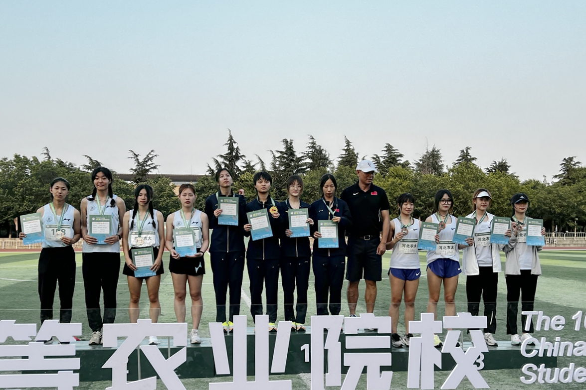 获得女子4100米亚军照片,左一郭孜萱、于灿灿、杨家琪、薛纪萱