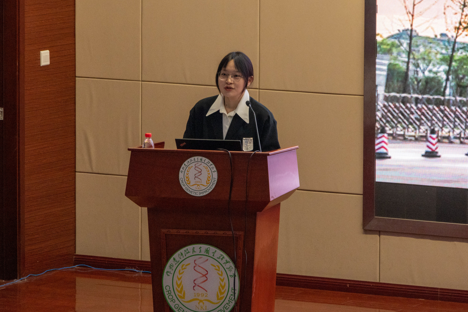 学生代表罗姿发言(学通社记者 李佳怡 摄)