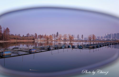 深秋时节的小鱼塘