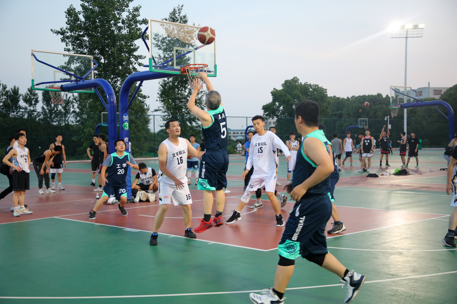 果断出手(学通社记者 林景灿 摄)