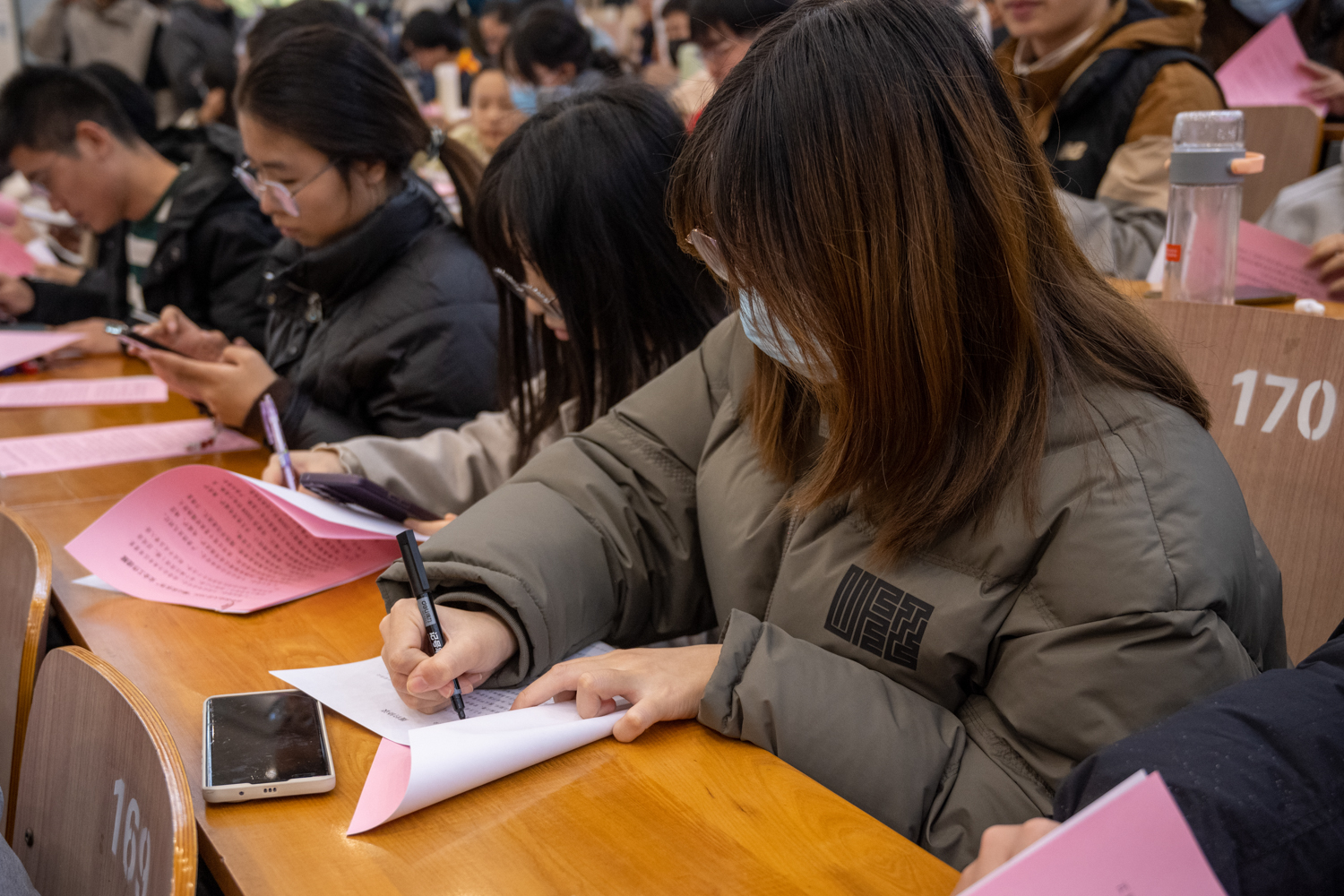 项目中标同学签合同（学通社记者 王博炜 摄）