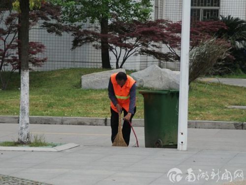 环卫工人开始工作