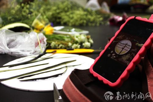 选手对着手机上的图案认真拼接