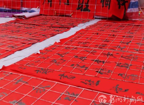 墨色红楹,年近春晓。