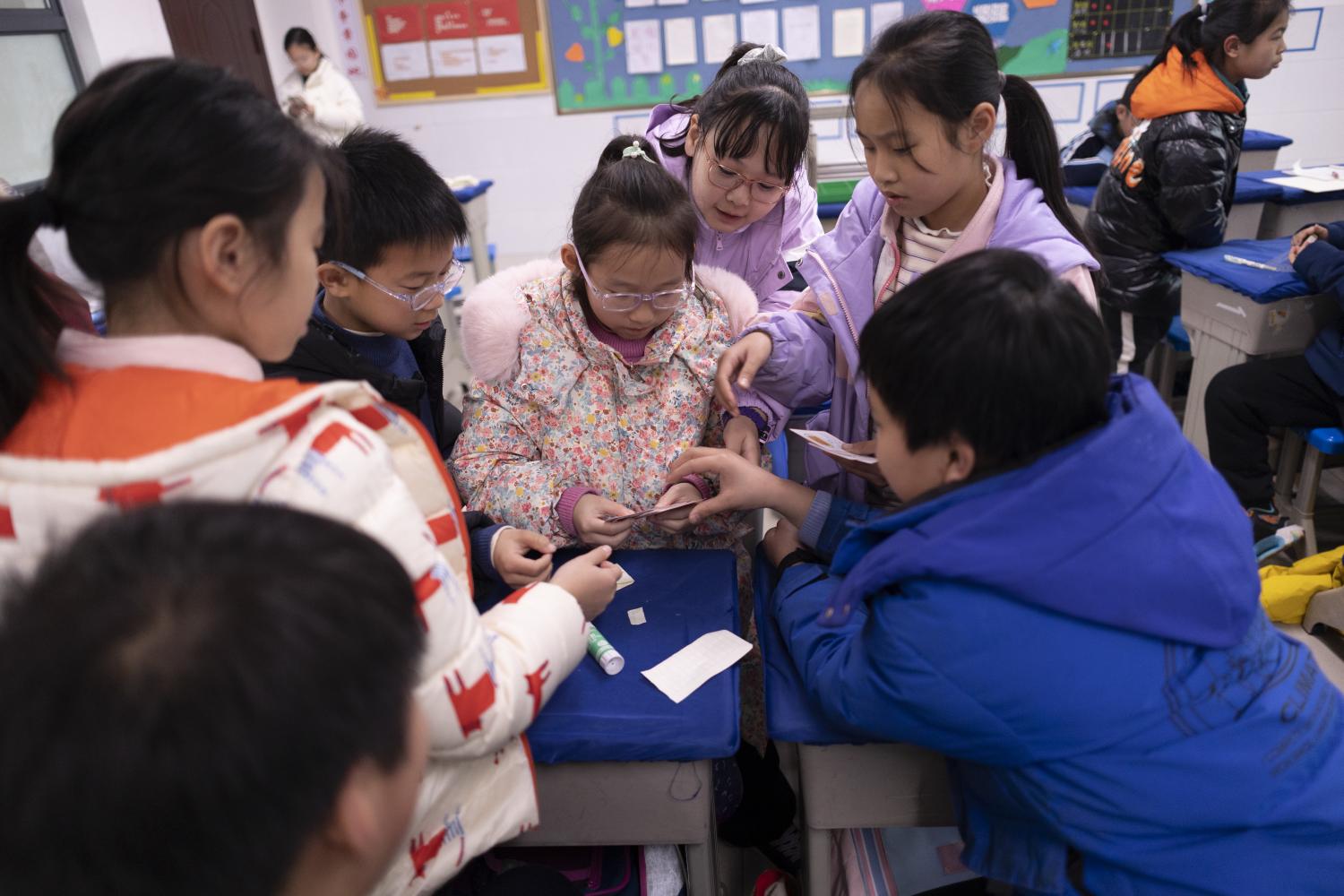 同学们分组搭配营养早餐( 学通社记者 李佳怡 摄)